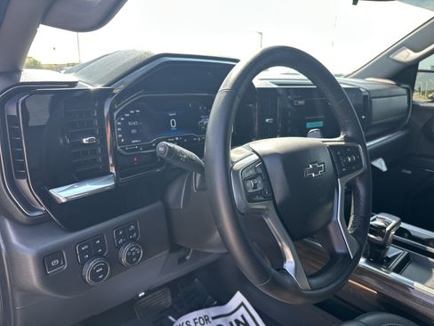 Used 2023 Chevrolet Silverado 1500 LT Trail Boss w/ LT Trail Boss Premium Package AWD/4WD image 13