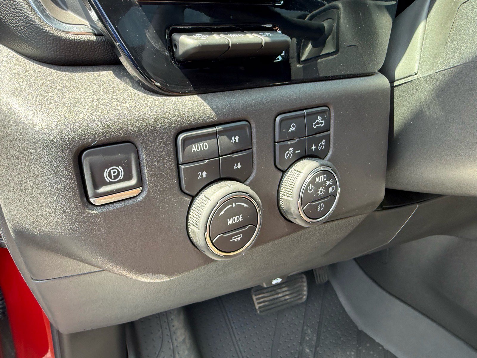Used 2025 Chevrolet Silverado 1500 High Country AWD/4WD image 23