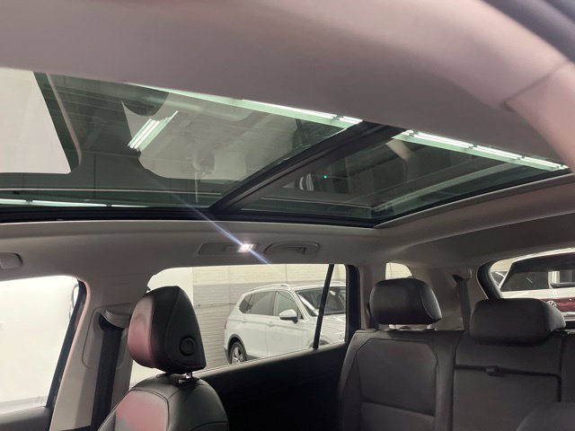Used 2018 Volkswagen Tiguan SE w/ Panoramic Sunroof Package AWD/4WD image 27