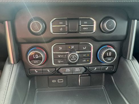 Used 2022 Chevrolet Tahoe Z71 w/ Luxury Package AWD/4WD image 21