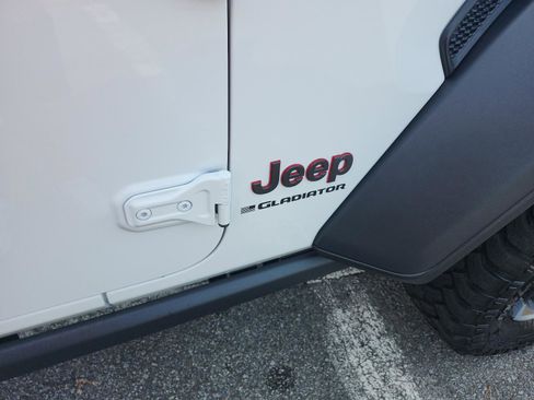 Used 2024 Jeep Gladiator Rubicon w/ Technology Group image 5