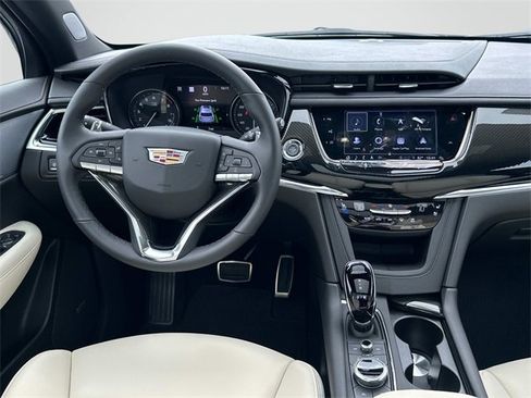 Used 2025 Cadillac XT6 Sport w/ Technology Package image 2