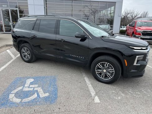 Used 2025 Chevrolet Traverse LT image 35