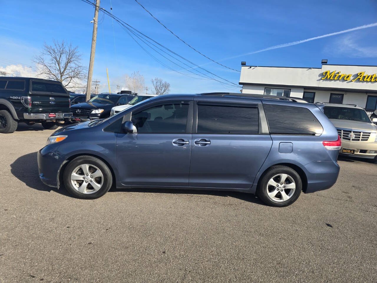 Used 2014 Toyota Sienna LE FWD image 2