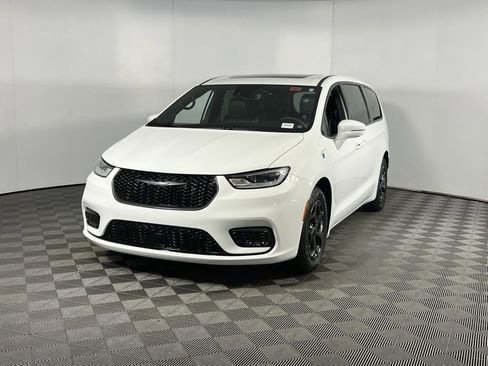 Certified 2022 Chrysler Pacifica Limited w/ Uconnect Theater Family Group image 3