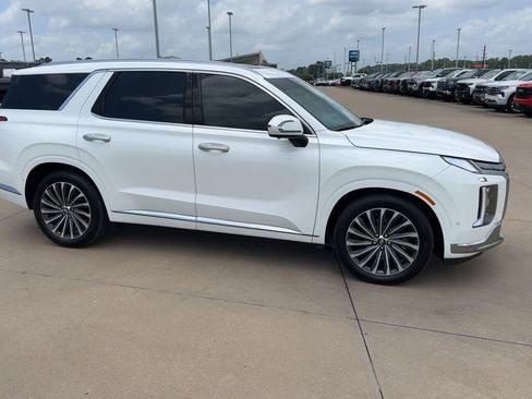 Used 2025 Hyundai Palisade Calligraphy FWD image 2
