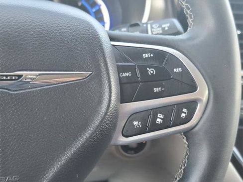 Certified 2023 Chrysler Pacifica Touring-L image 35