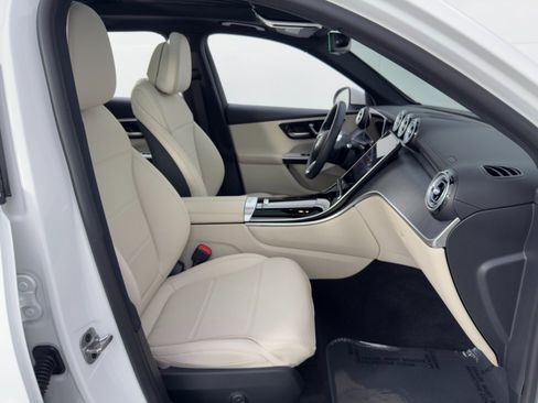 Used 2025 Mercedes-Benz GLC 300 4MATIC image 16