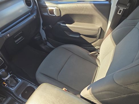 Used 2022 Jeep Gladiator Sport image 17