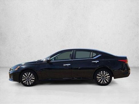 Used 2025 Nissan Altima 2.5 SV FWD image 9
