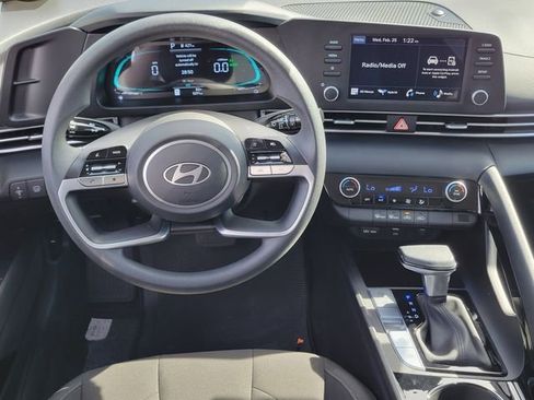 Certified 2025 Hyundai Elantra Hybrid FWD image 4
