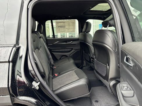 New 2025 Jeep Grand Cherokee Laredo image 7
