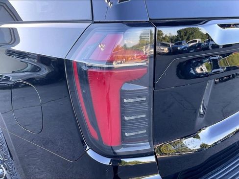 Used 2025 Chevrolet Suburban Z71 AWD/4WD image 29