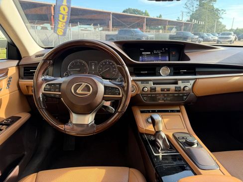 Used 2016 Lexus ES 350 w/ Premium Package w/Wood Trim FWD image 16