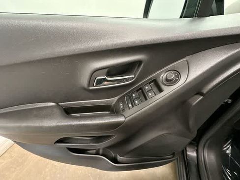 Used 2022 Chevrolet Trax LT w/ Premium Seat Package AWD/4WD image 17