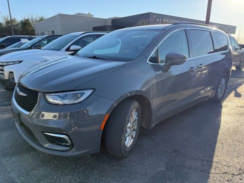 Used 2022 Chrysler Pacifica Touring-L image 2