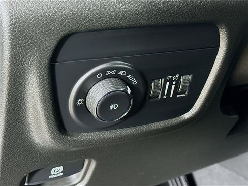 Used 2024 Jeep Grand Cherokee Limited image 11