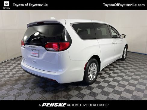 Used 2018 Chrysler Pacifica Touring Plus image 17