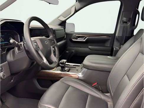 Used 2025 Chevrolet Silverado 1500 LT Trail Boss w/ Convenience Package II AWD/4WD image 12