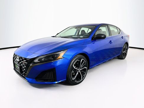 Used 2025 Nissan Altima 2.5 SR FWD image 3