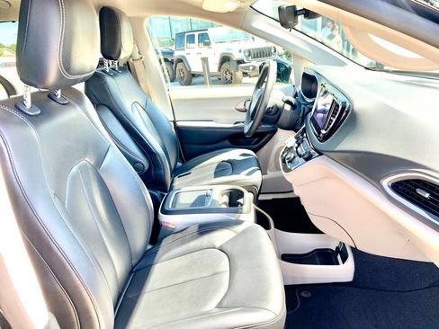 Used 2024 Chrysler Pacifica Touring-L FWD image 30