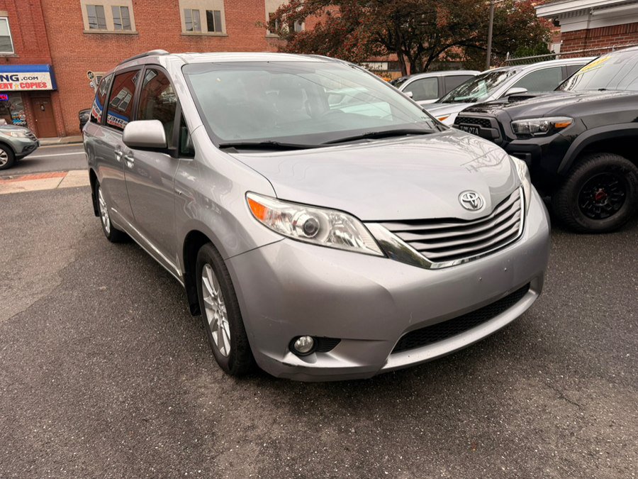 Used 2017 Toyota Sienna XLE w/ XLE Navigation Package AWD/4WD image 3