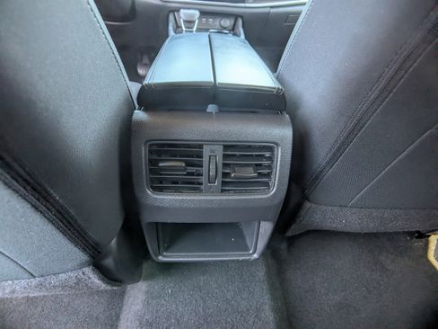 Used 2024 Nissan Rogue S FWD image 15