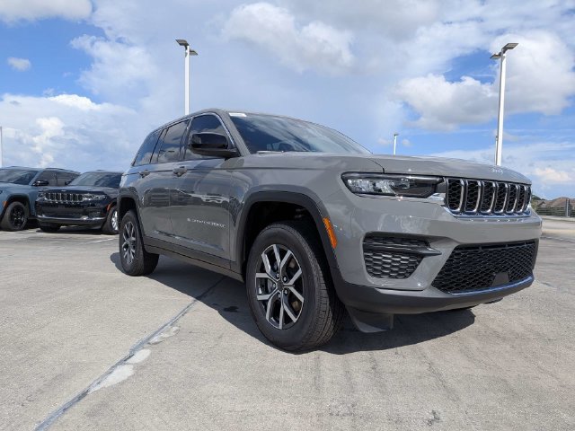 New 2027 Jeep Grand Cherokee Laredo RWD image 2