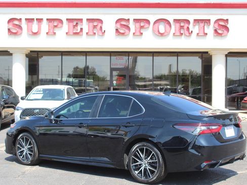 Used 2022 Toyota Camry SE image 5