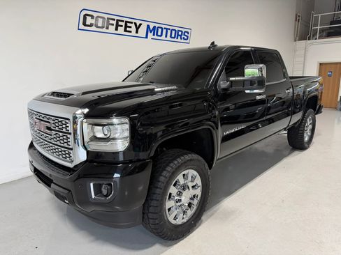 Used 2018 GMC Sierra 2500 Denali w/ Duramax Plus Package AWD/4WD image 2