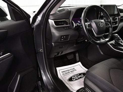 Used 2023 Toyota Highlander LE AWD/4WD image 16
