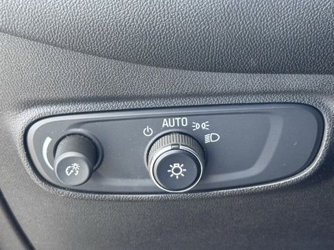 Used 2021 Chevrolet Equinox LS w/ LS Convenience Package image 22