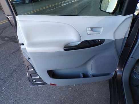 Used 2012 Toyota Sienna LE AWD/4WD image 17