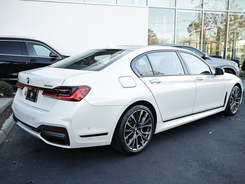 Used 2022 BMW 750i xDrive w/ Luxury Rear Seating Package image 7
