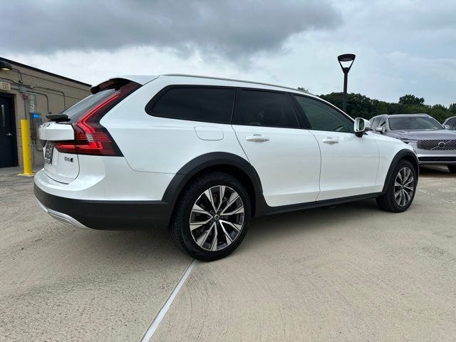 Certified 2025 Volvo V90 B6 Cross Country Plus AWD/4WD image 9