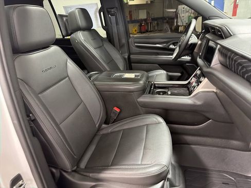Used 2021 GMC Yukon Denali w/ Denali Premium Package AWD/4WD image 9