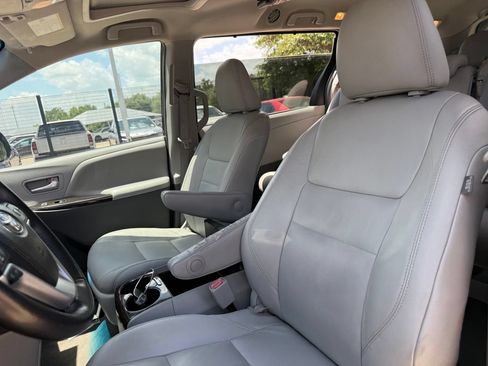Used 2015 Toyota Sienna XLE w/ XLE Navigation Package FWD image 14