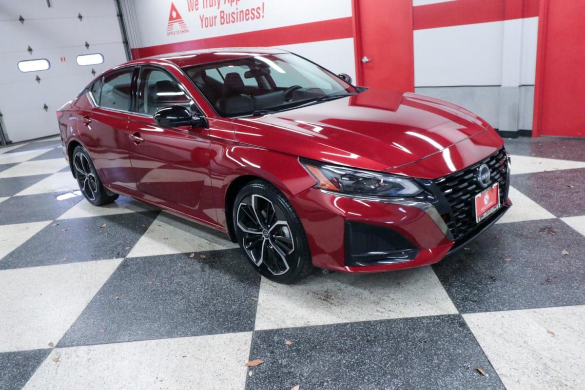 Used 2023 Nissan Altima 2.5 SR w/ SR Premium Package FWD image 3