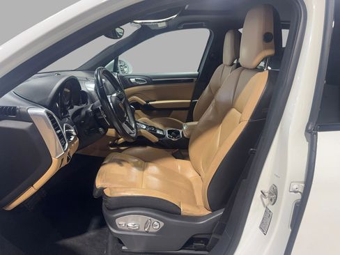 Used 2018 Porsche Cayenne w/ Premium Package image 14