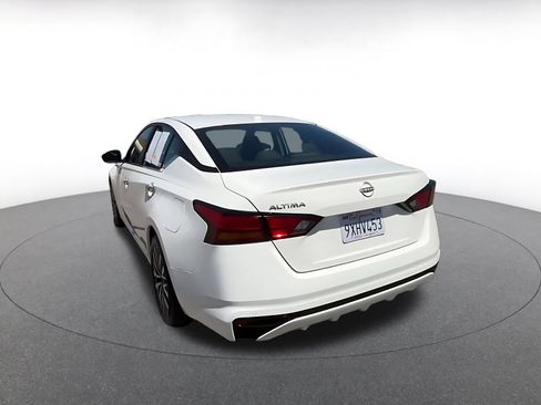 Used 2025 Nissan Altima 2.5 SV FWD image 11