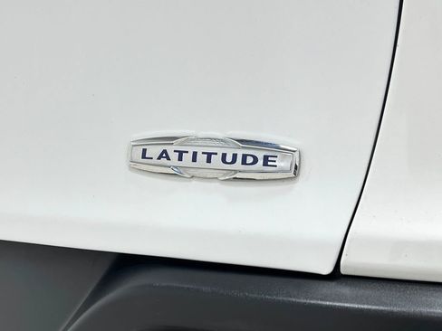 Used 2018 Jeep Cherokee Latitude Plus w/ Comfort/Convenience Group FWD image 40