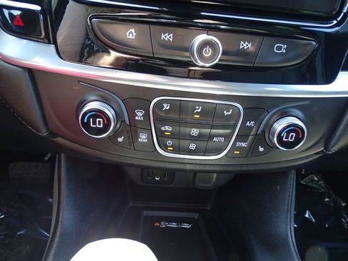 Used 2022 Chevrolet Traverse LT FWD image 13