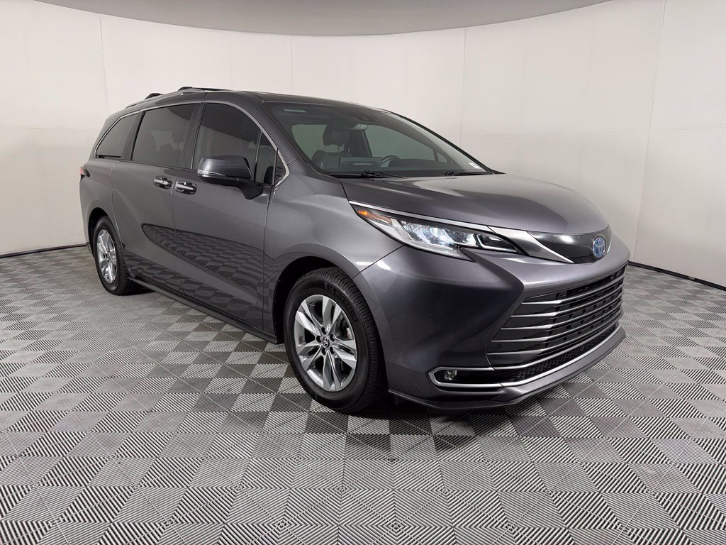 Used 2025 Toyota Sienna Limited FWD image 4
