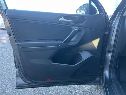 Used 2021 Volkswagen Tiguan SE image 22