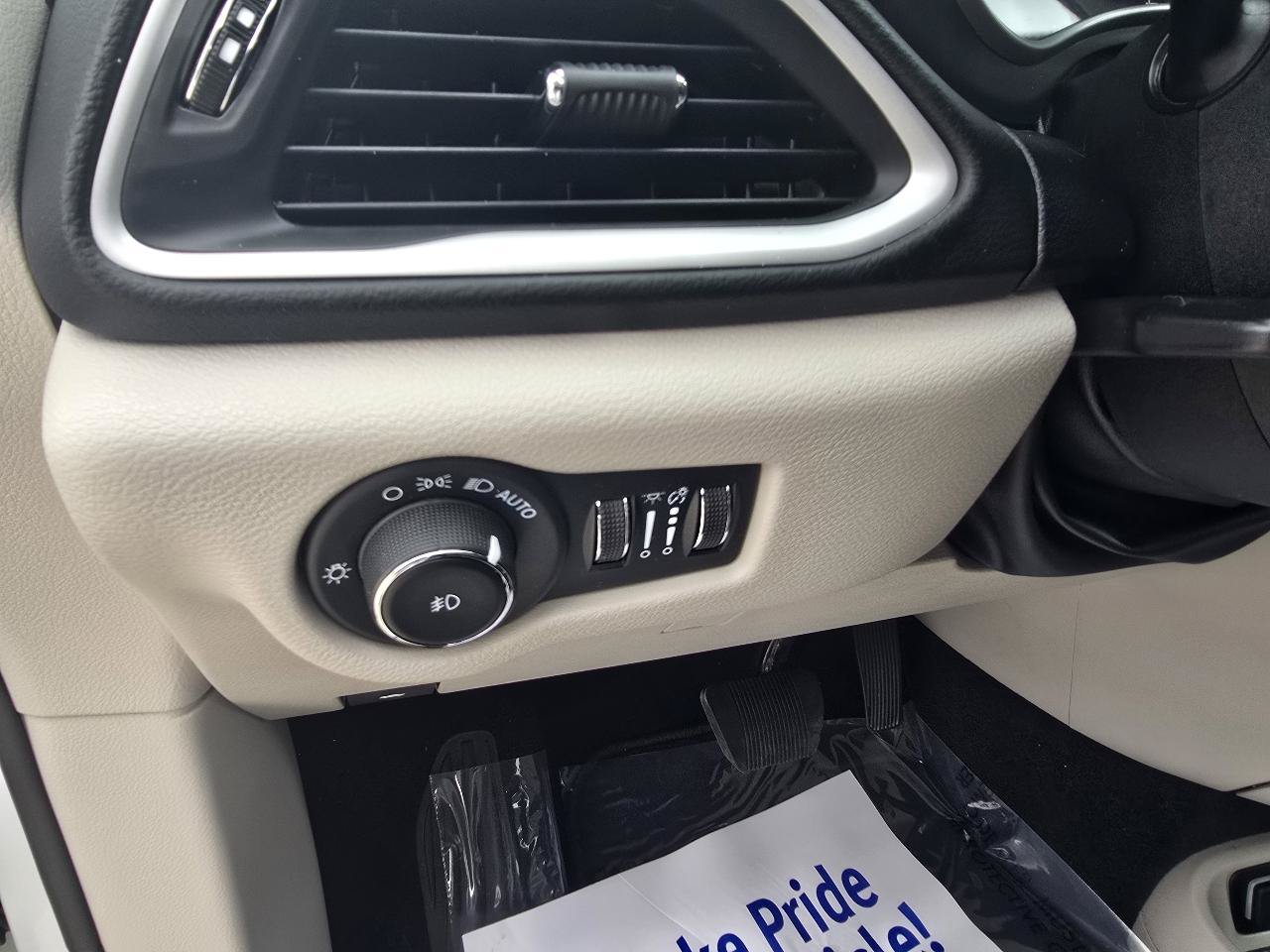 Used 2023 Chrysler Pacifica Touring-L FWD image 24