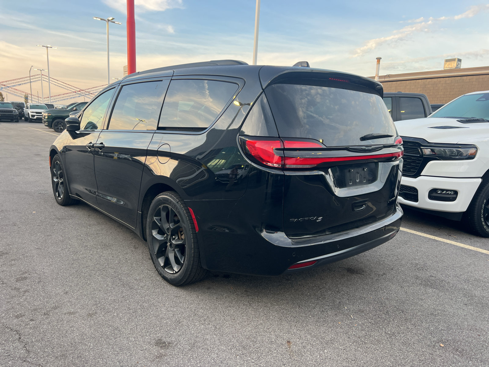 Used 2025 Chrysler Pacifica Limited FWD image 2