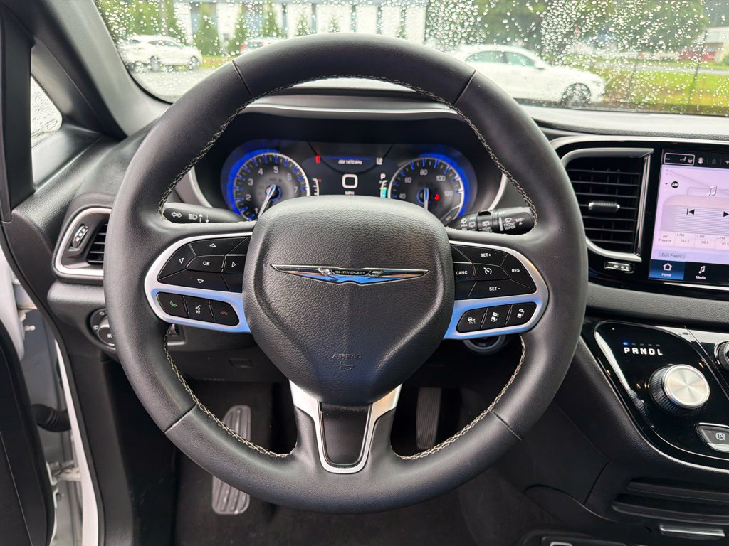 Used 2025 Chrysler Pacifica Select FWD image 14