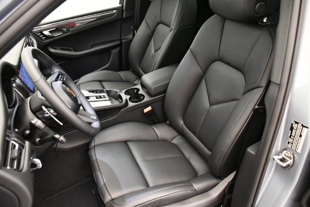 Certified 2026 Porsche Macan Turbo AWD/4WD image 41