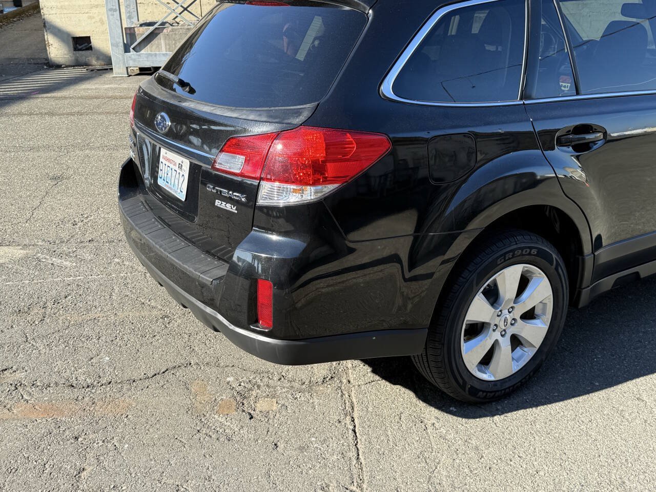 Used 2011 Subaru Outback 2.5i Limited AWD/4WD image 23