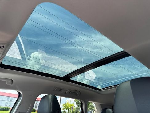 Used 2022 Volkswagen Taos SE w/ Panoramic Sunroof Package FWD image 24